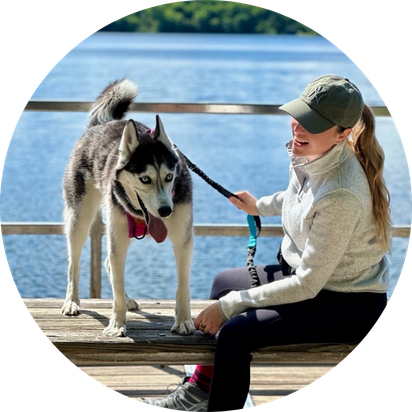 Mélina Siwic, criminologue à La Traversée, en entraînement pour le Bromont Ultra avec sa chienne husky Nya.