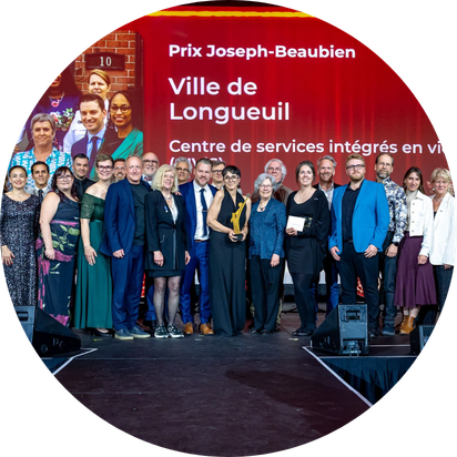 L'équipe du projet CIViS et de la Ville de Longueuil sur scène lors de la remise du Prix Joseph-Beaubien aux Assises de l'UMQ, le 15 mai 2026. »