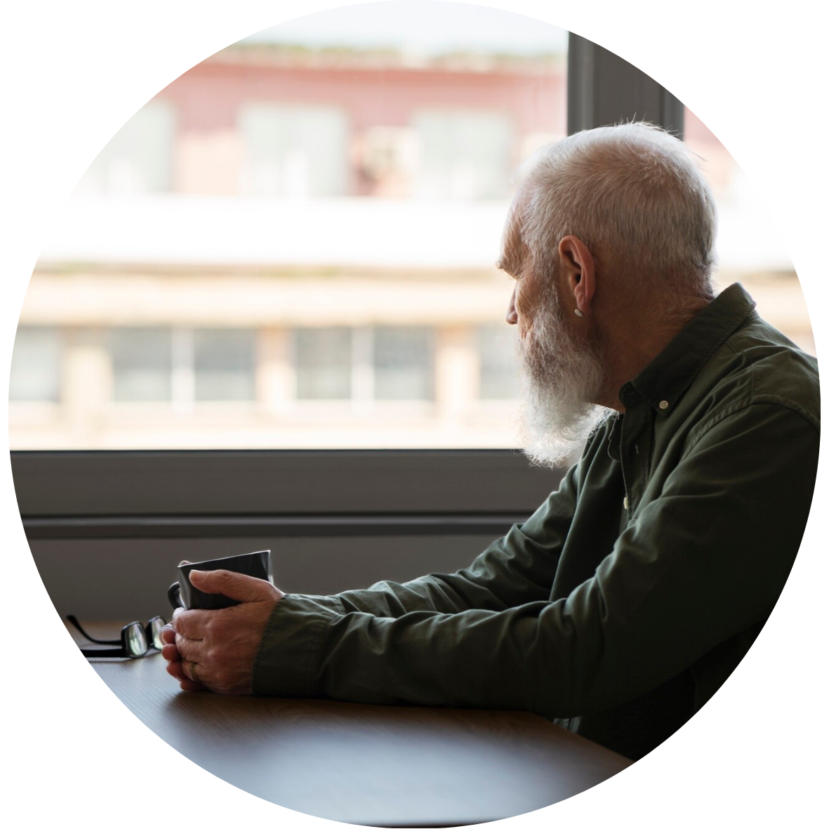 Personne aînée de profil regardant par la fenêtre